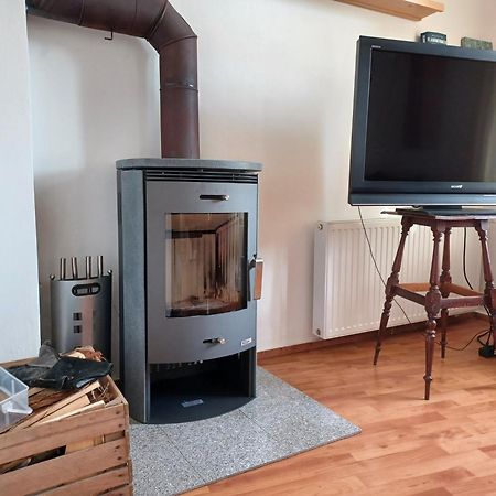 Ehemalige Bibliothek Apartment Fuer 2 Mit Kueche Kamin Netflix Parken Und Hofladen Steinhofel Bagian luar foto