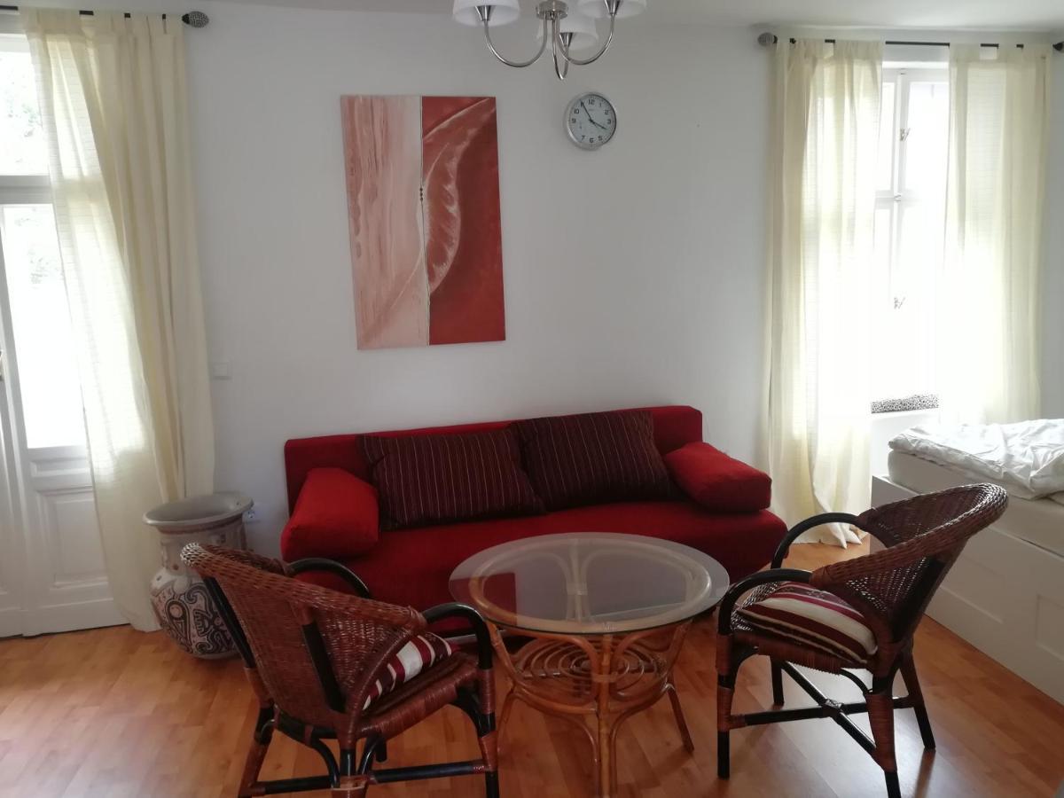 Ehemalige Bibliothek Apartment Fuer 2 Mit Kueche Kamin Netflix Parken Und Hofladen Steinhofel Bagian luar foto