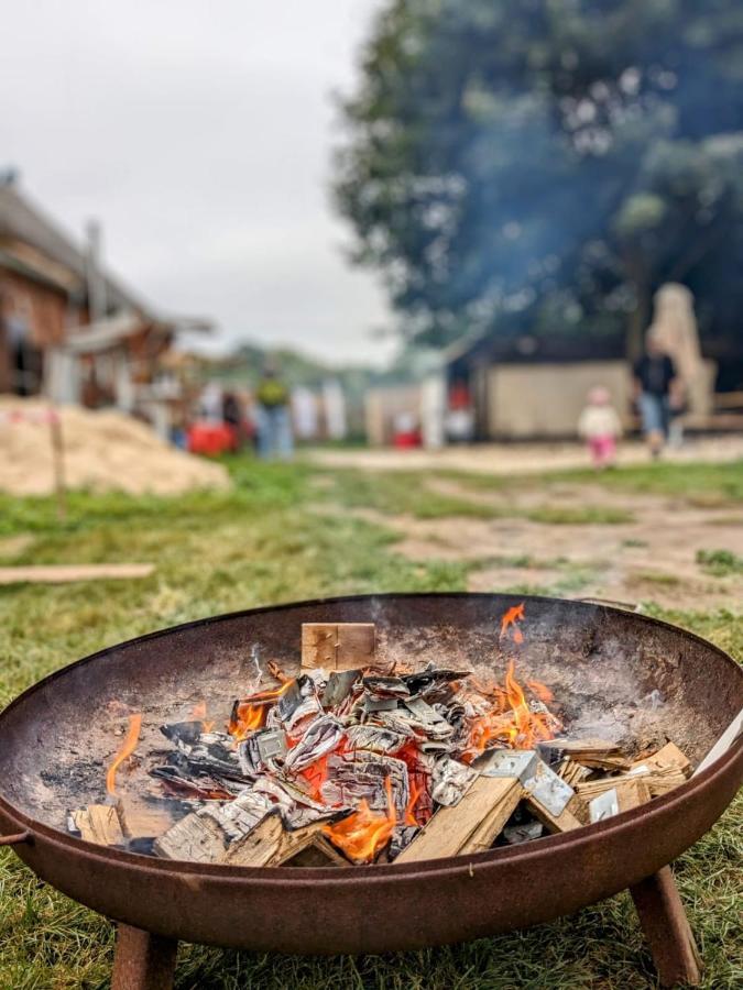 Ehemalige Bibliothek Apartment Fuer 2 Mit Kueche Kamin Netflix Parken Und Hofladen Steinhofel Bagian luar foto