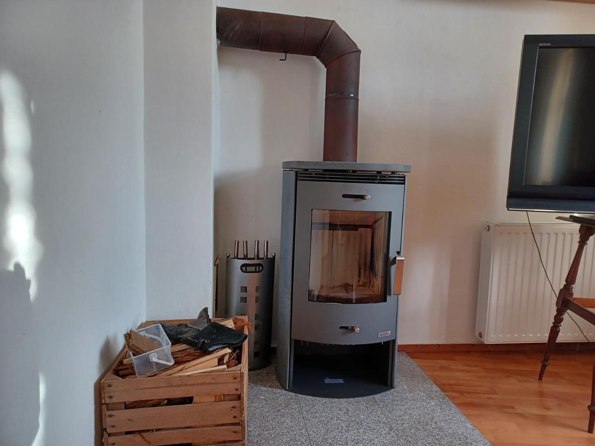 Ehemalige Bibliothek Apartment Fuer 2 Mit Kueche Kamin Netflix Parken Und Hofladen Steinhofel Bagian luar foto