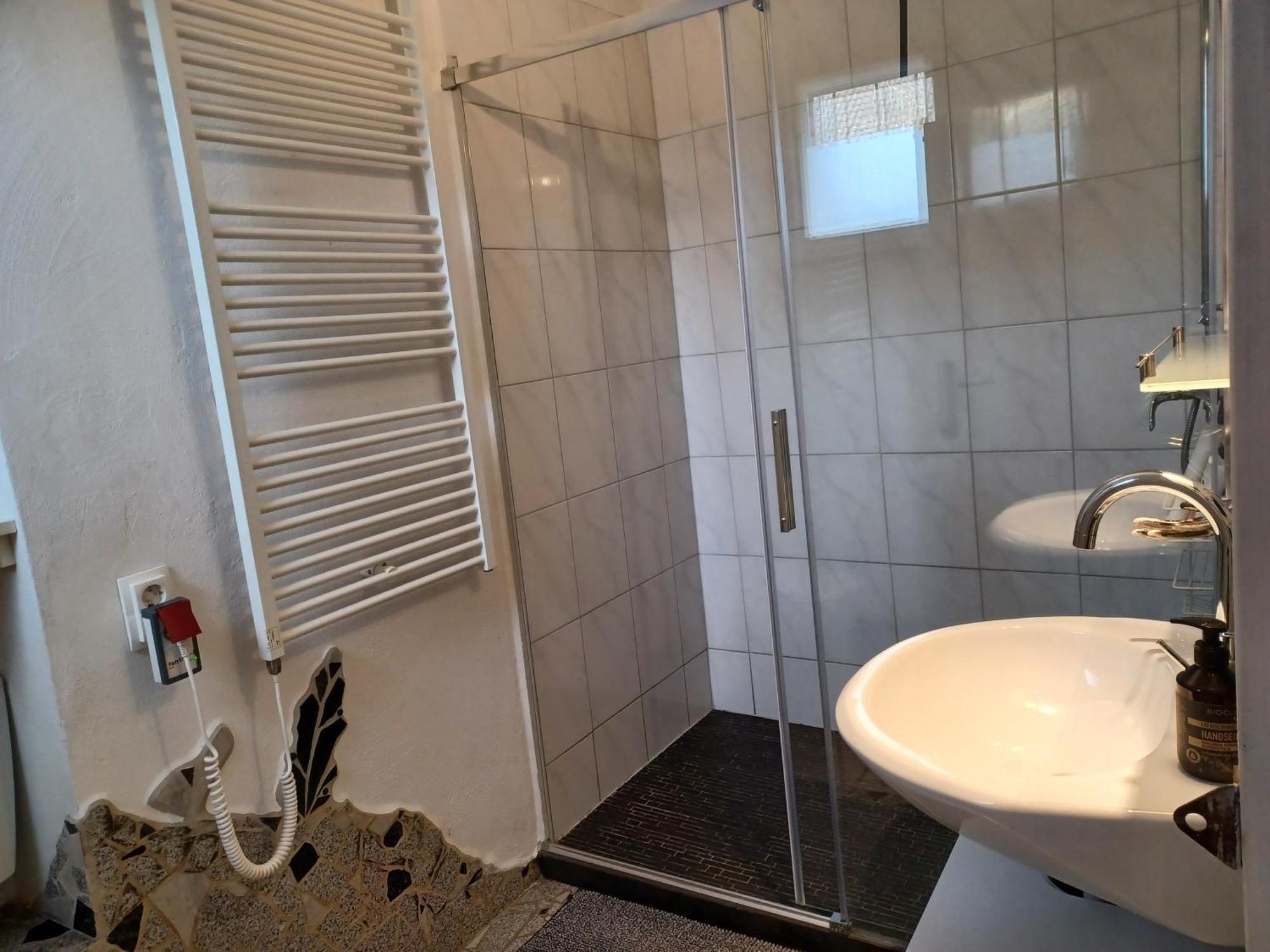 Ehemalige Bibliothek Apartment Fuer 2 Mit Kueche Kamin Netflix Parken Und Hofladen Steinhofel Bagian luar foto