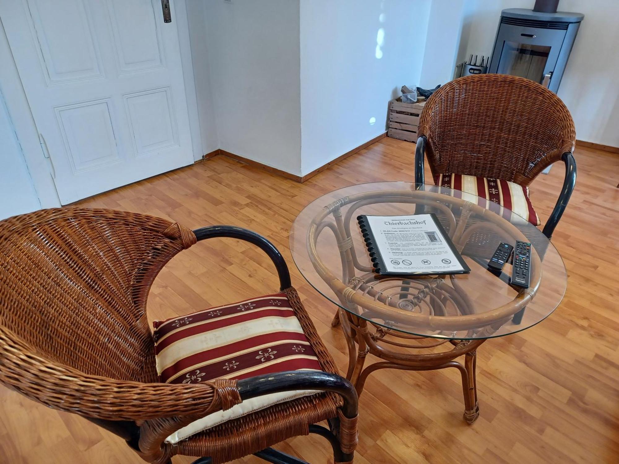 Ehemalige Bibliothek Apartment Fuer 2 Mit Kueche Kamin Netflix Parken Und Hofladen Steinhofel Bagian luar foto