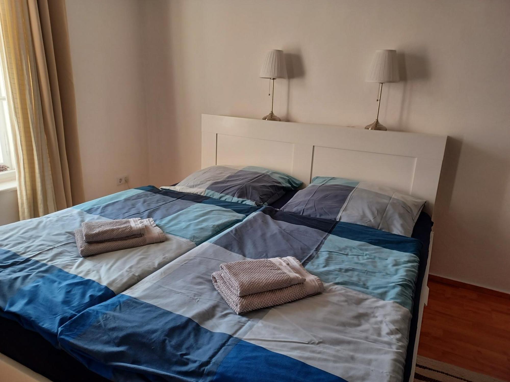 Ehemalige Bibliothek Apartment Fuer 2 Mit Kueche Kamin Netflix Parken Und Hofladen Steinhofel Bagian luar foto